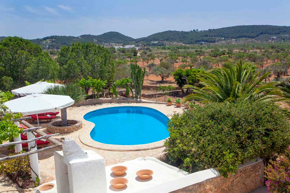 vista general piscina y jardín de una villa en ibiza